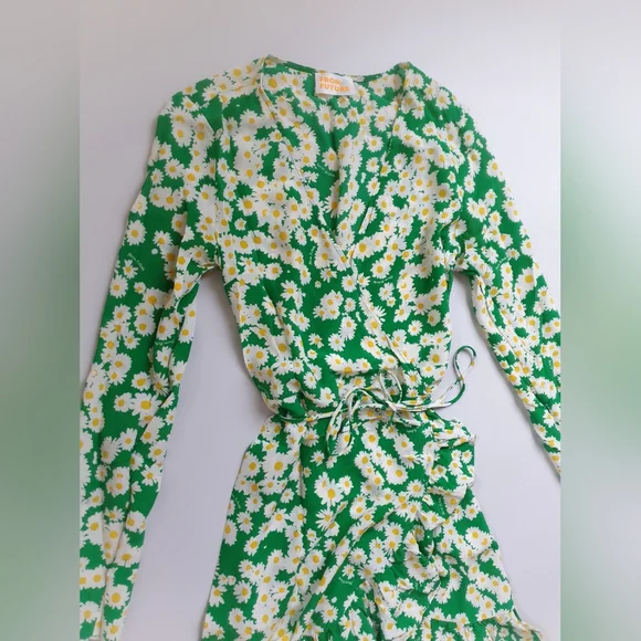 From Future 100% Silk Floral Daisy Green Wrap Dress - Picture 4 of 7